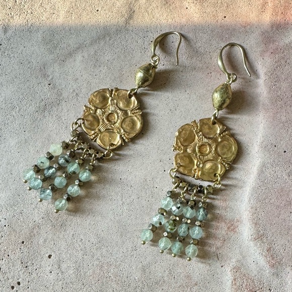 Handmade vintage floret prehnite gemstone earrings - Picture 6 of 7